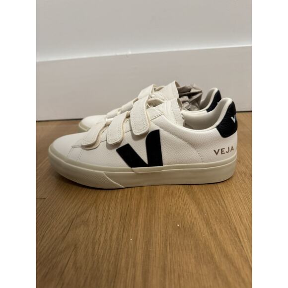 Veja Women Recife Logo Chromefree Leather Sneaker Extra White/Black Size US 6 - Picture 5 of 10